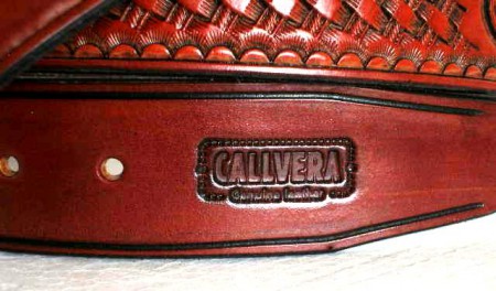 Kožený opasek zdobený basketem a vyřězávaný malým motivem květiny. Třikrát barvený a dvakrát lakovaný.